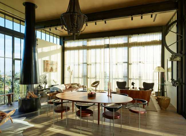 A house set on top of a Hollywood hillside