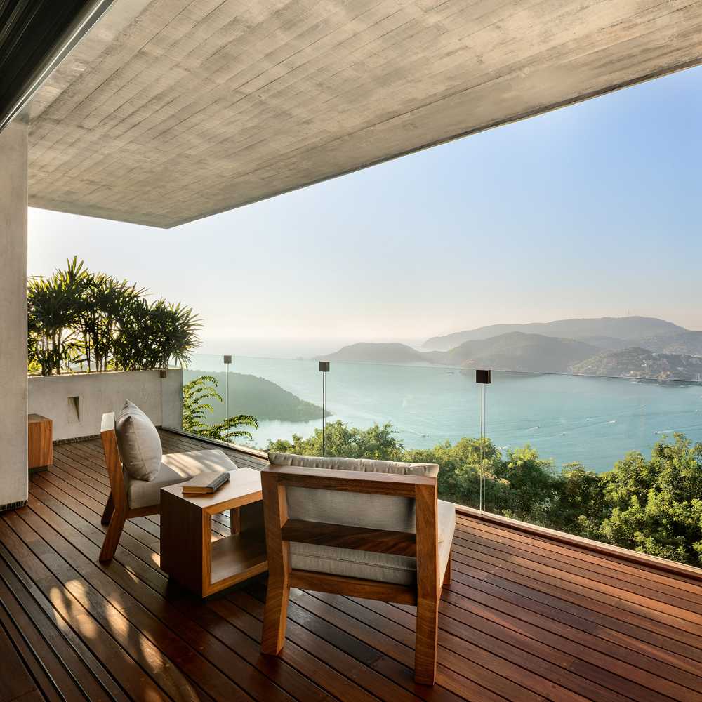 Su una delle colline più alte di Zihuatanejo, Casa Z si apre sul panorama fluttuando nell’aria