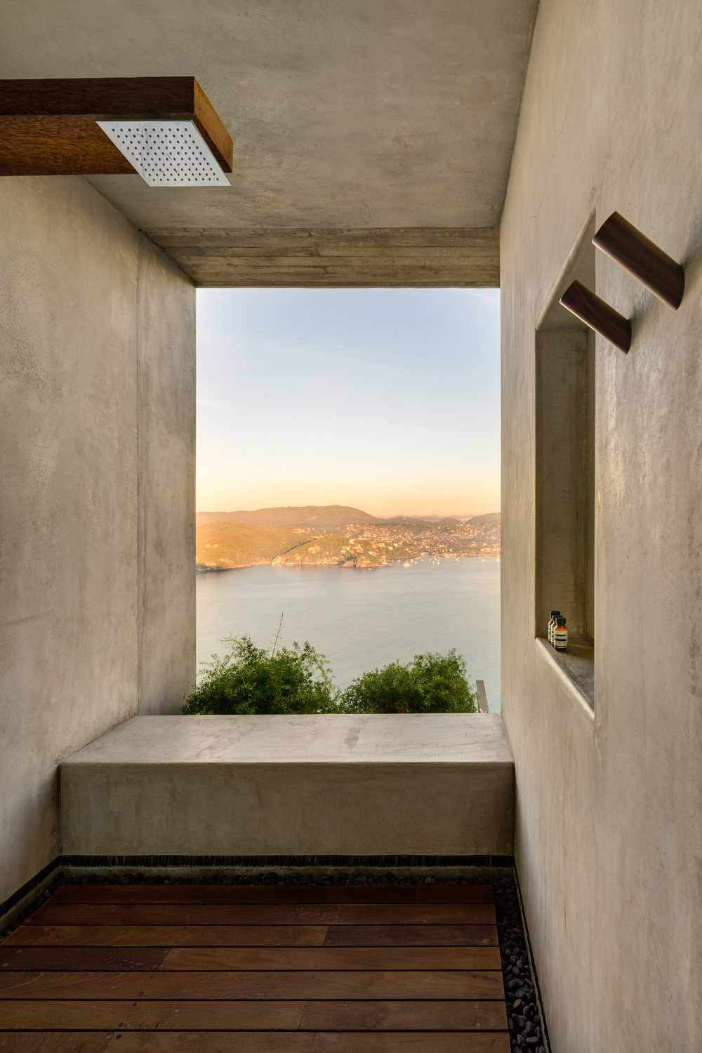 Su una delle colline più alte di Zihuatanejo, Casa Z si apre sul panorama fluttuando nell’aria