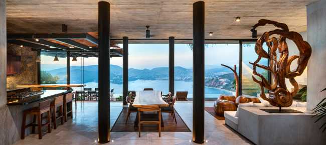 Situated on one of the highest hills in Zihuatanejo, Casa Z opens out into the landscape while soaring in the air