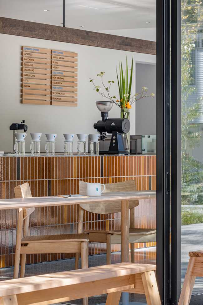 Blue Bottle Coffee Shibuya, design intérieur minimaliste et relaxant