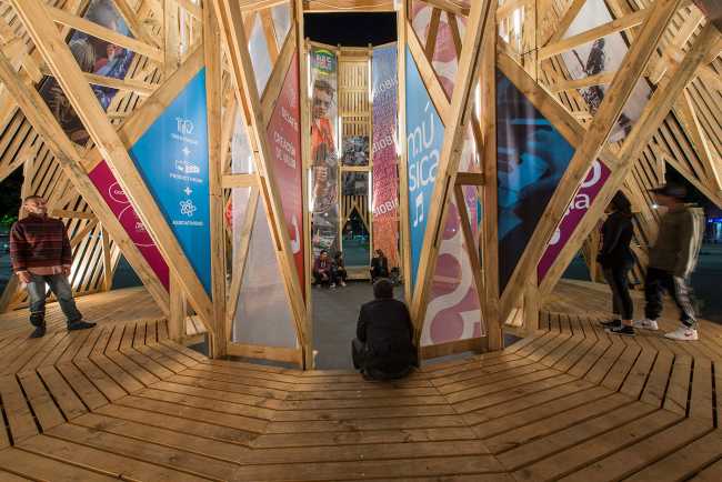 Un objeto extraño en el centro más concurrido de la ciudad: ¿qué hay detrás del Pabellón CCP?