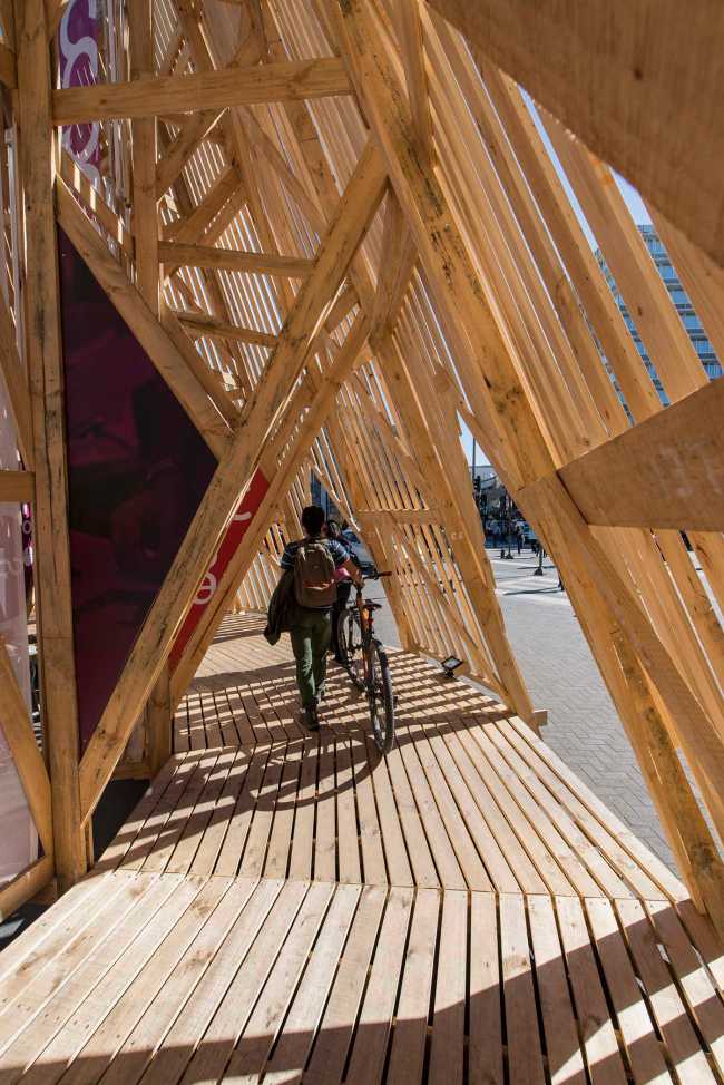 Un objeto extraño en el centro más concurrido de la ciudad: ¿qué hay detrás del Pabellón CCP?