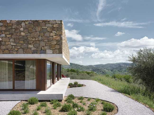 HV Pavillon. Un’abitazione immersa in un uliveto secolare consegnata al paesaggio per ammirarlo