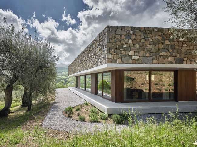 HV Pavillon. Un’abitazione immersa in un uliveto secolare consegnata al paesaggio per ammirarlo