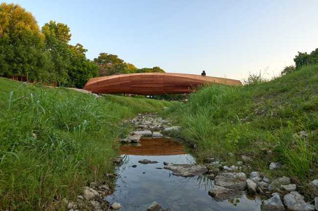 Dérive : le pont piétonnier innovant à Fort Worth au Texas