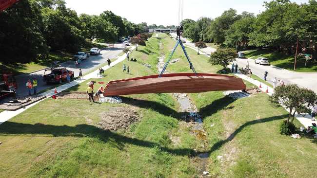 Dérive : le pont piétonnier innovant à Fort Worth au Texas
