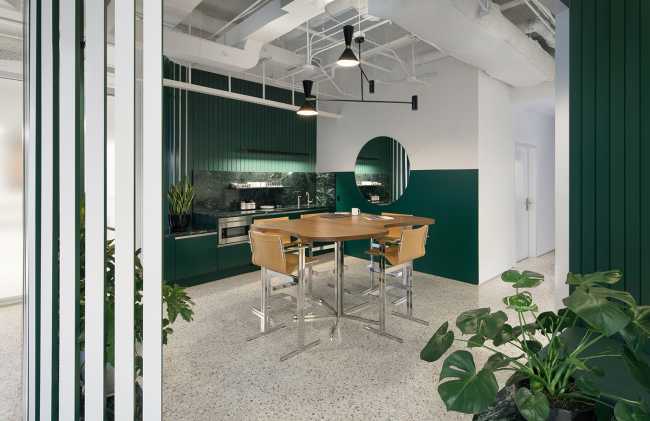 Consulado suizo de Chicago, el proyecto de diseño de interiores inspirado en la arquitectura orgánica de Otto Kolb.