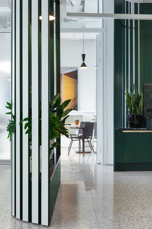 Consulado suizo de Chicago, el proyecto de diseño de interiores inspirado en la arquitectura orgánica de Otto Kolb.