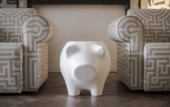 Table Sidepig. Forme et couleur pop pour une table basse ludique et emblématique