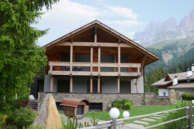 Una “capanna da sogno” inserita nello splendido paesaggio alpino. Chalet in pietra progettato nel pieno rispetto del genius loci