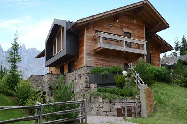 Una “capanna da sogno” inserita nello splendido paesaggio alpino. Chalet in pietra progettato nel pieno rispetto del genius loci