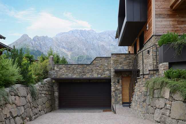 Una “capanna da sogno” inserita nello splendido paesaggio alpino. Chalet in pietra progettato nel pieno rispetto del genius loci