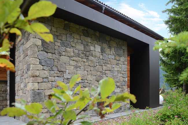 Una “capanna da sogno” inserita nello splendido paesaggio alpino. Chalet in pietra progettato nel pieno rispetto del genius loci