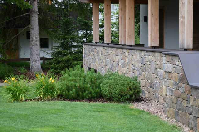 Una “capanna da sogno” inserita nello splendido paesaggio alpino. Chalet in pietra progettato nel pieno rispetto del genius loci