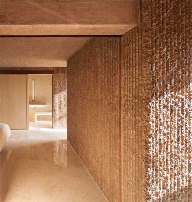 The combination of materials in Casa Fuensanta, which offers privacy but without giving up open space