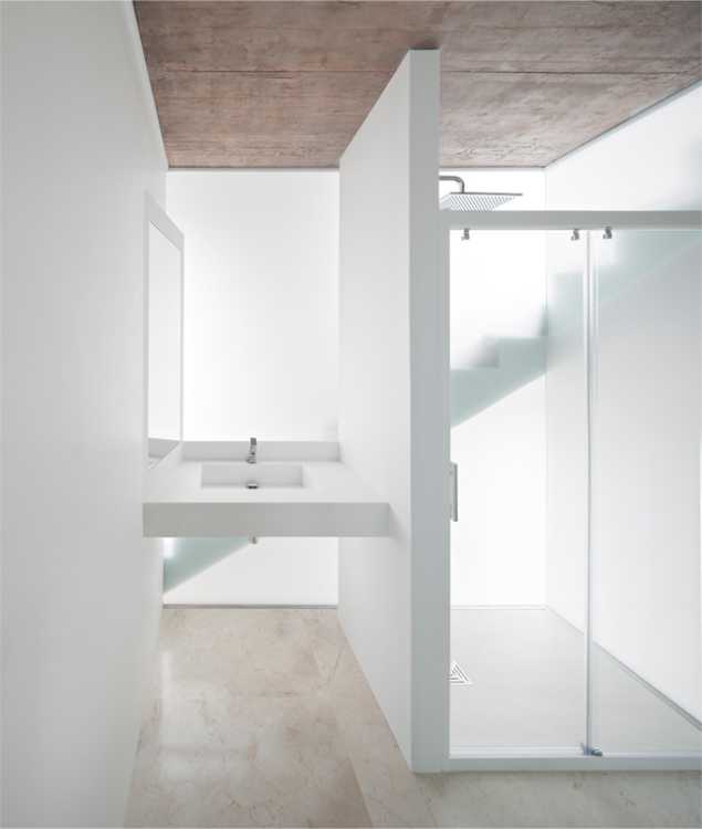 The combination of materials in Casa Fuensanta, which offers privacy but without giving up open space