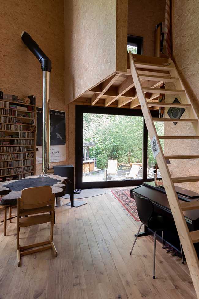 11 poles and a pentagonal plant for the ecological house that floats half a meter above the ground