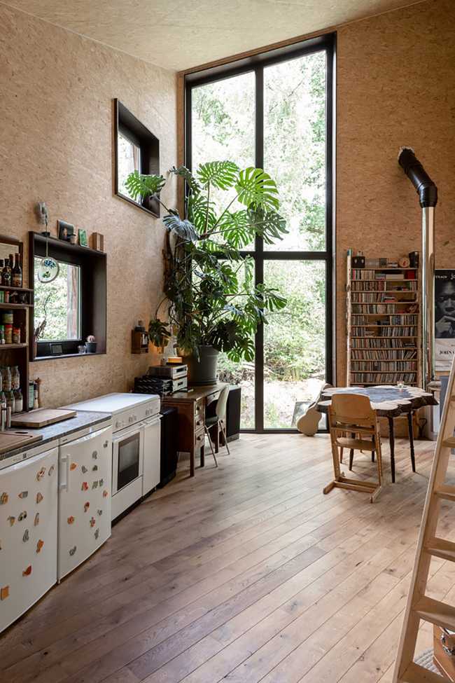 11 poles and a pentagonal plant for the ecological house that floats half a meter above the ground