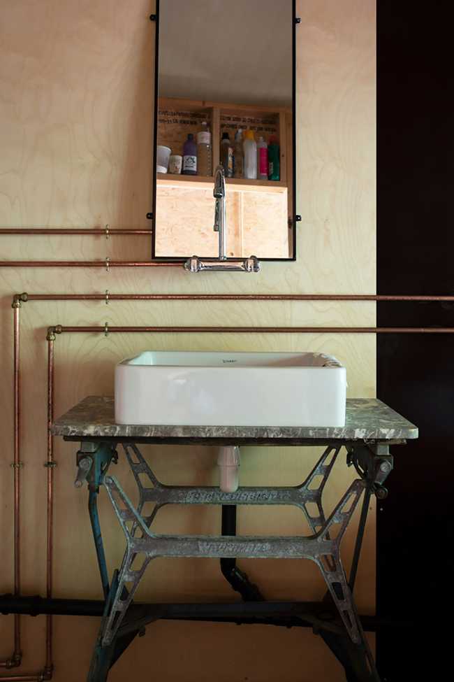 11 poles and a pentagonal plant for the ecological house that floats half a meter above the ground