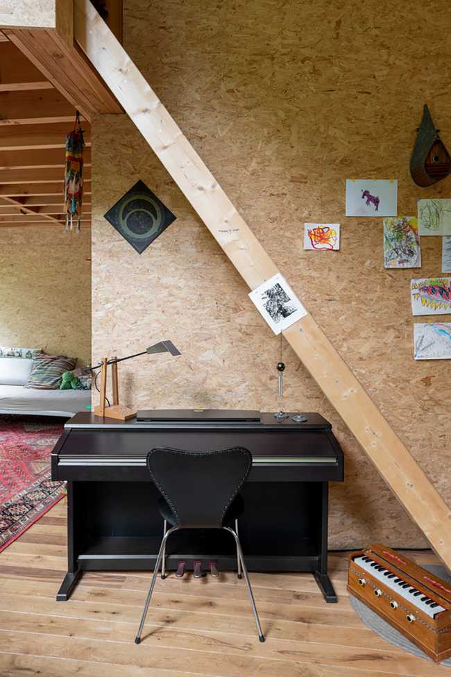 11 poles and a pentagonal plant for the ecological house that floats half a meter above the ground