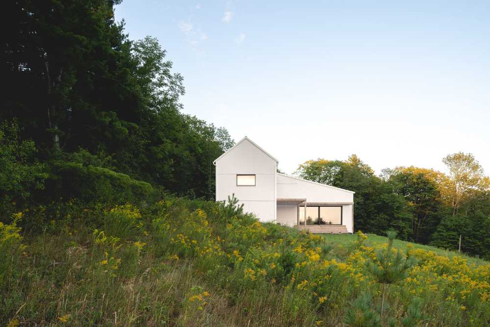 A silhoutte borrowed from the vocabulary of New England rural buildings: Saltbox Passive House