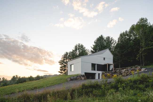 Una silhoutte presa in prestito dal vocabolario degli edifici rurali del New England: Saltbox Passive House
