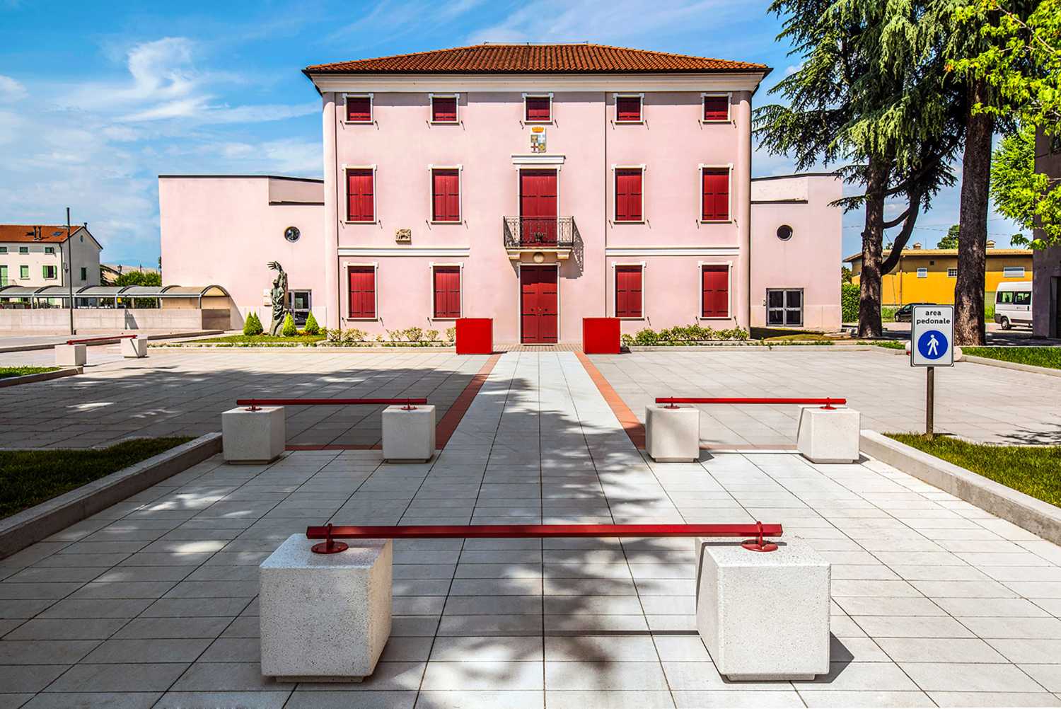 Riqualificazione della piazza municipale a Villa del Conte. La pavimentazione protagonista