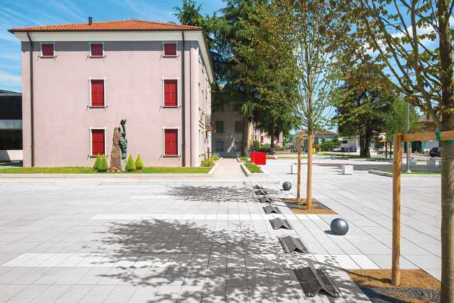 Riqualificazione della piazza municipale a Villa del Conte. La pavimentazione diventa protagonista