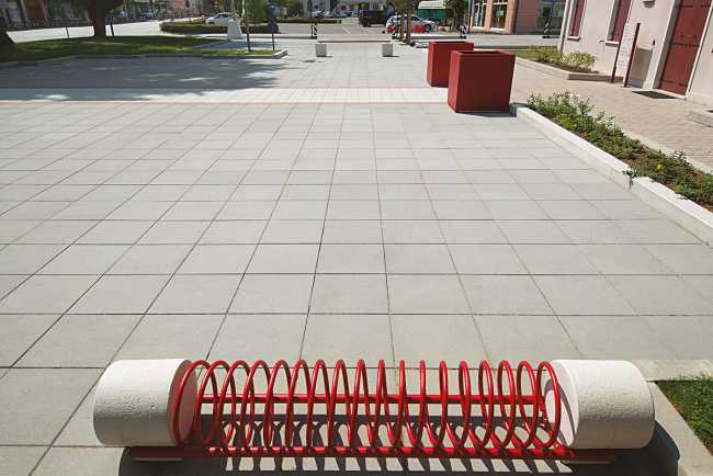 Riqualificazione della piazza municipale a Villa del Conte. La pavimentazione diventa protagonista