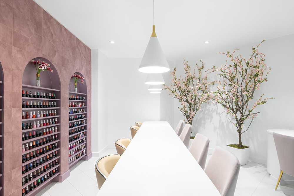 Diva Nails Beauty Center. Le blanc, les fleurs et les touches de rose créent un espace élégant et féminin