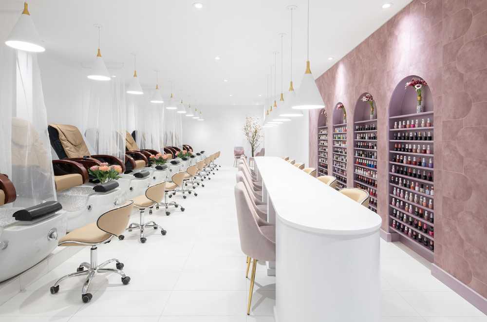 Diva Nails Beauty Center. Le blanc, les fleurs et les touches de rose créent un espace élégant et féminin