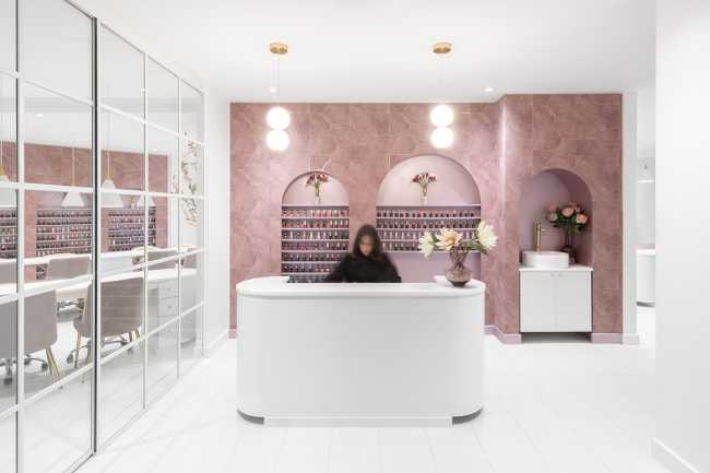 Centro estetico Diva Nails. Bianco, fiori e accenti rosa creano uno spazio elegante e femminile