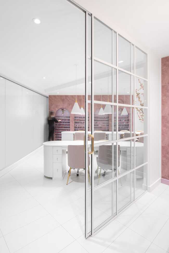 Centro estetico Diva Nails. Bianco, fiori e accenti rosa creano uno spazio elegante e femminile