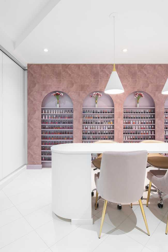 Centro estetico Diva Nails. Bianco, fiori e accenti rosa creano uno spazio elegante e femminile