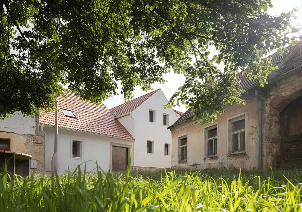 Kozina House, a wedge between two historic houses in a charming small Bohemian town