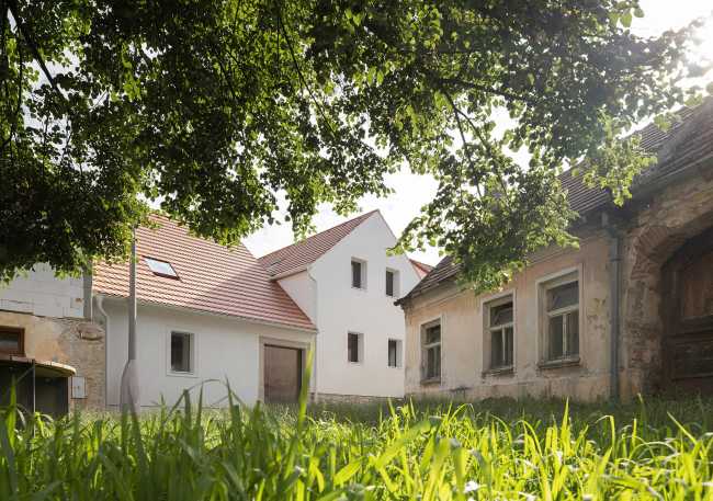 Kozina House, a wedge between two historic houses in a charming small Bohemian town
