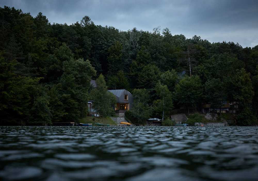 Una pequeña casa de campo en la presa de Vranov que se inspira en el camarote de un barco