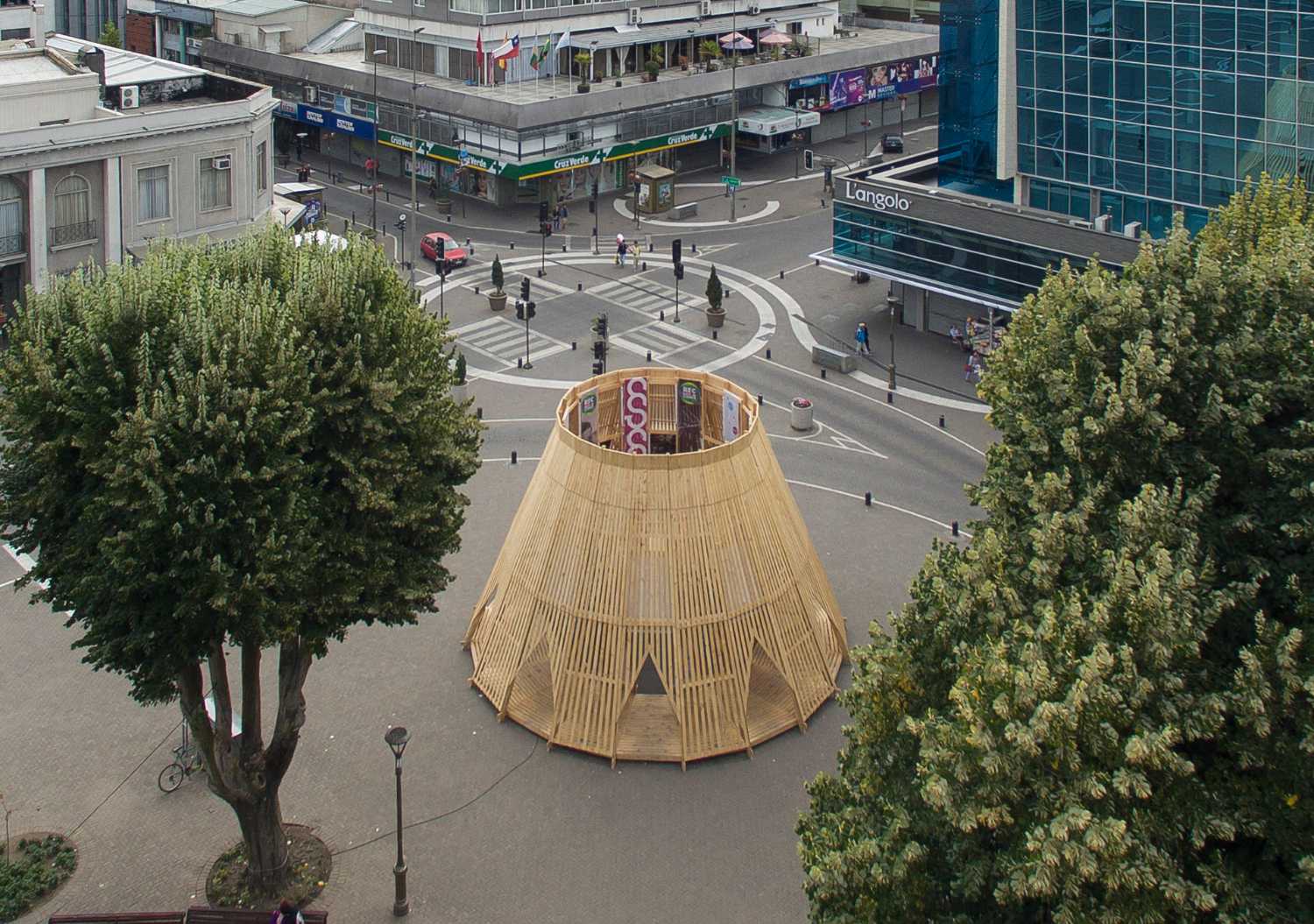 Uno strano oggetto nel centro più trafficato della città: cosa si nasconde dietro al CCP Pavilion?