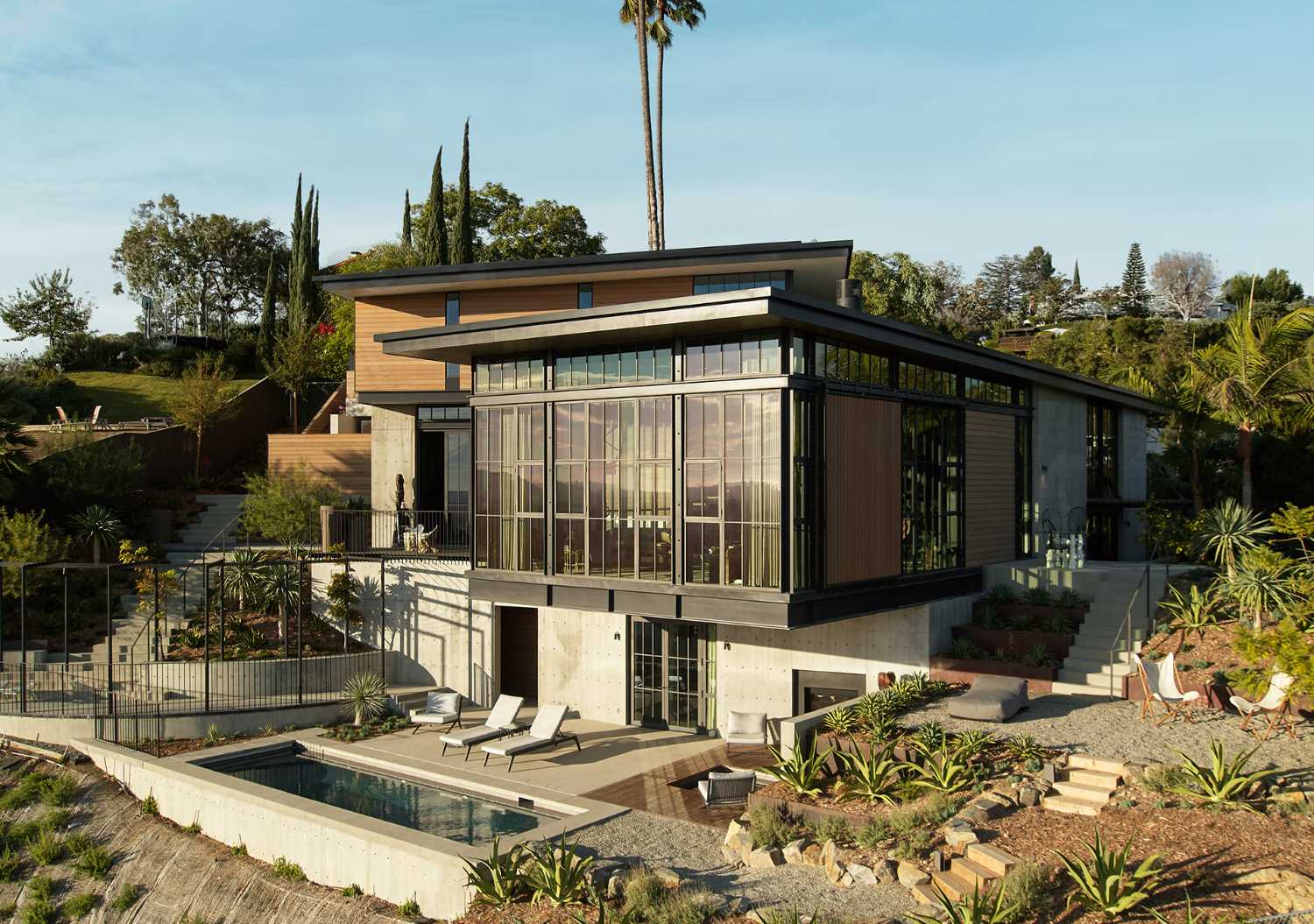 Una casa enclavada en lo alto de una ladera de Hollywood
