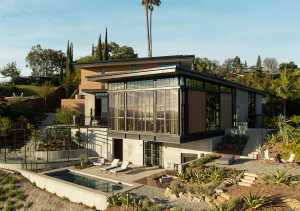 Una casa arroccata in cima ad una collina hollywoodiana