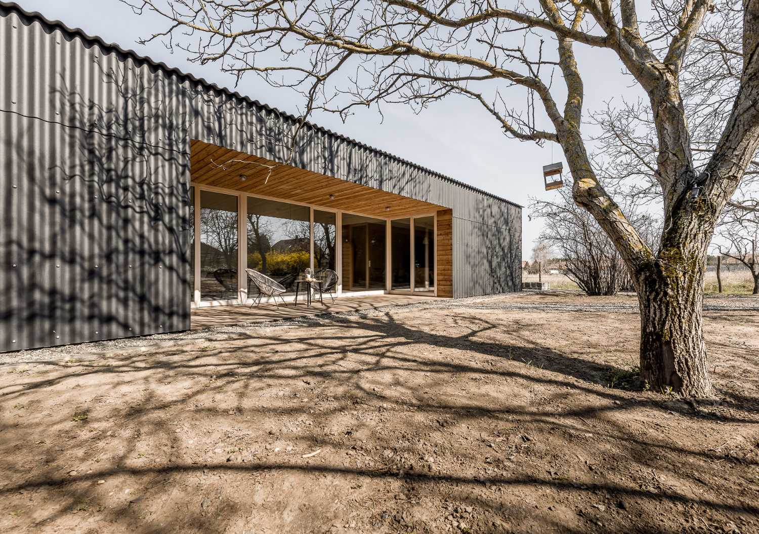 Casa en un Nogal: vida minimalista en la naturaleza