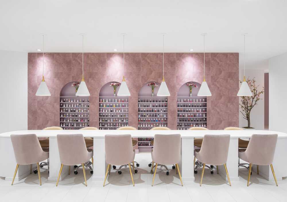 Diva Nails Beauty Center. Le blanc, les fleurs et les touches de rose créent un espace élégant et féminin