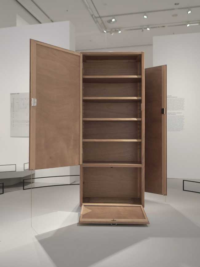 Handheld bachelor's closet. A tactile model that questions inclusivity