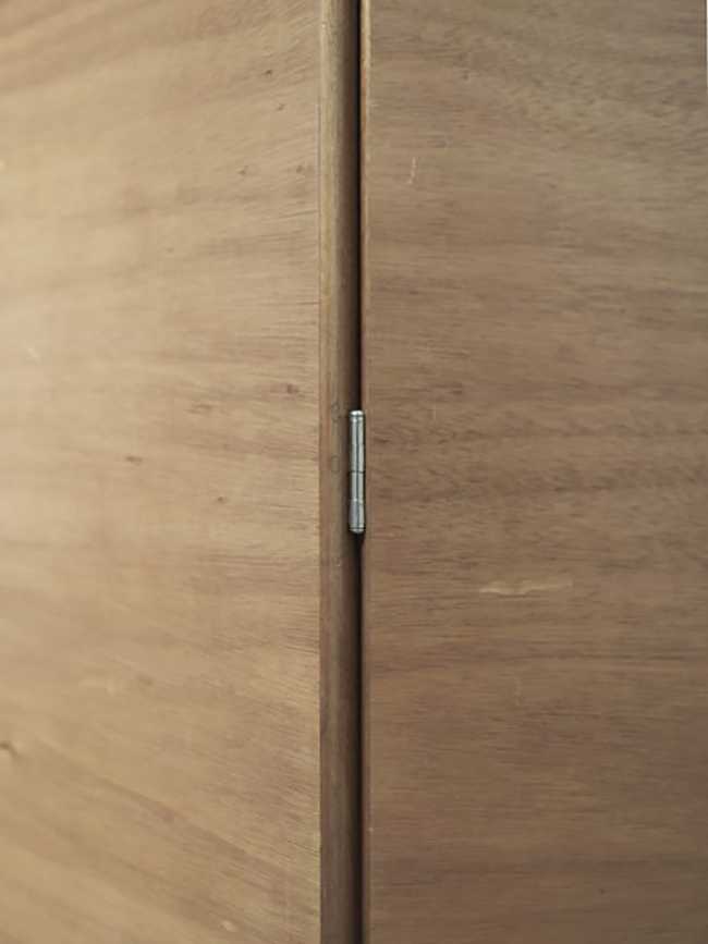 Handheld bachelor's closet. A tactile model that questions inclusivity