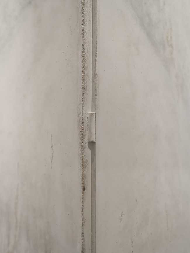 Handheld bachelor's closet. A tactile model that questions inclusivity