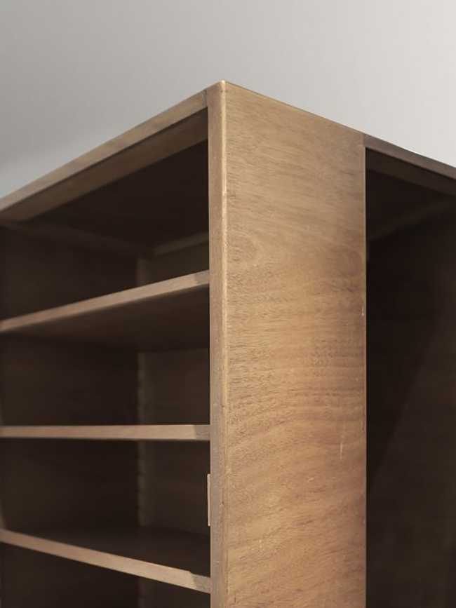 Handheld bachelor's closet. A tactile model that questions inclusivity