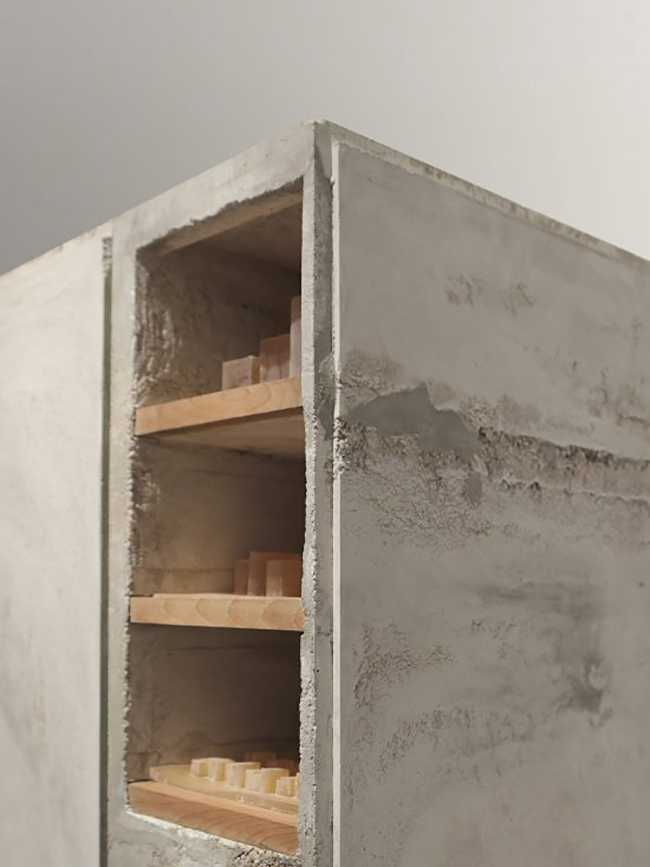 Handheld bachelor's closet. A tactile model that questions inclusivity