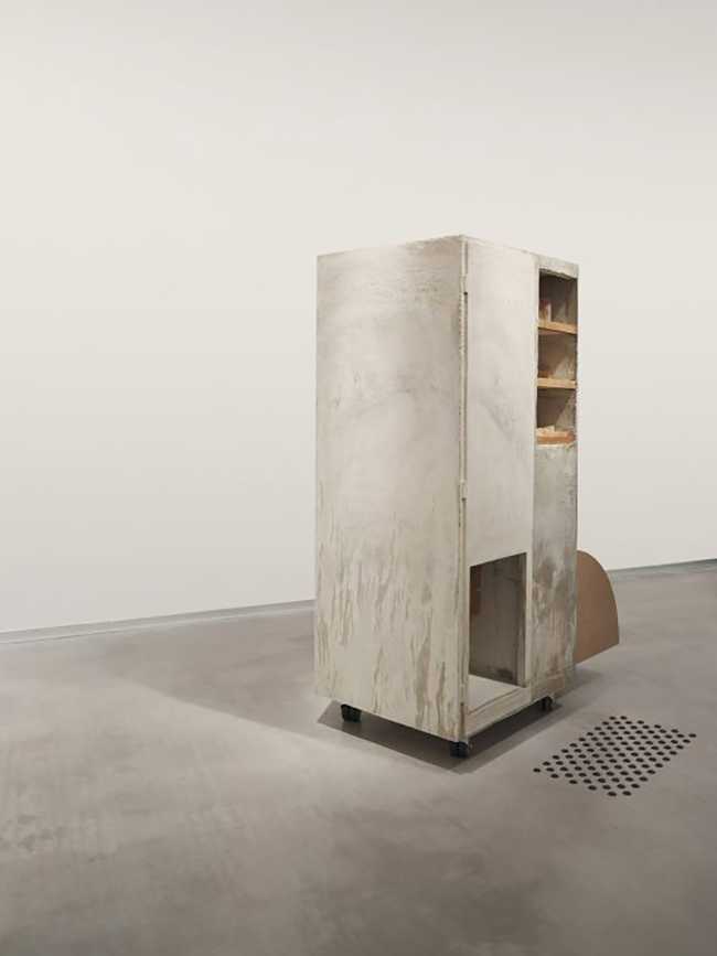 Handheld bachelor's closet. A tactile model that questions inclusivity