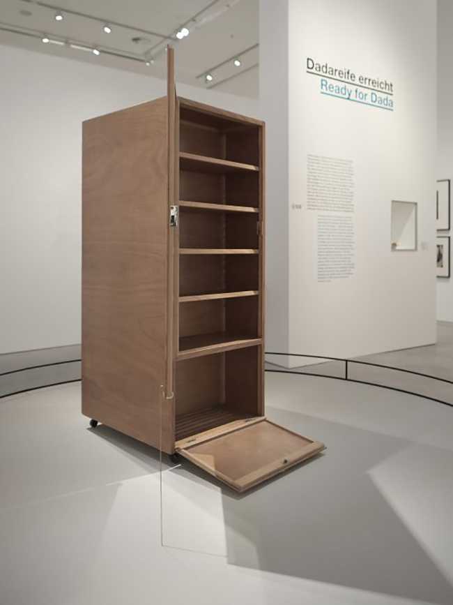 Handheld bachelor's closet. A tactile model that questions inclusivity